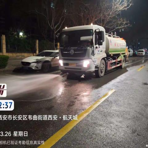 【航天基地城市管理和综合执法局】夜间冲水作业 还原道路洁净