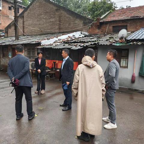 闻“汛”而动 社区检查防汛工作