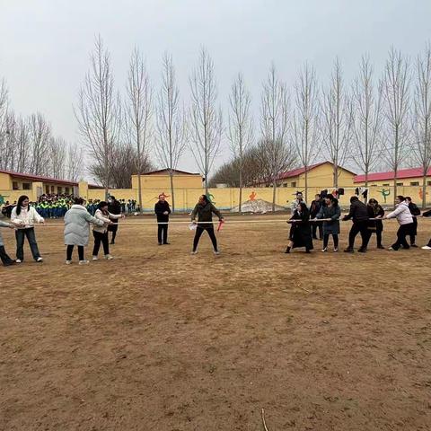 趣味拔河赛 巾帼展风采——侯陵屯中心小学举办庆“三八”拔河比赛活动