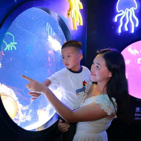 “绘本润童心，阅见美好”-小宝宝幼儿园讲绘本故事第167期 《爱的包围圈》