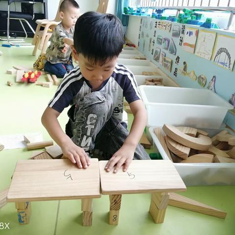 鱼邱湖街道中心幼儿园如意府分园室内自主游戏——搭建小桥