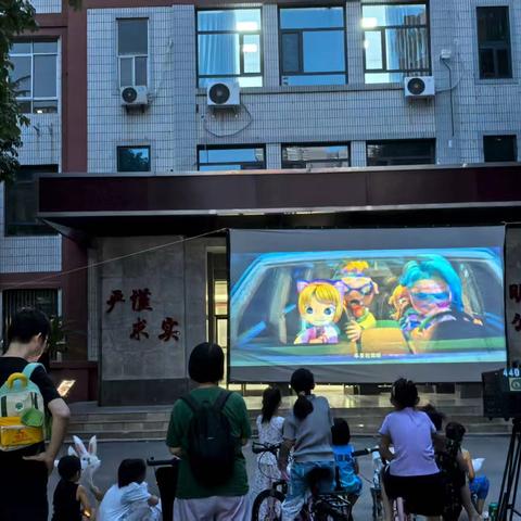 西北政法大学社区举办“优秀影片进社区”活动