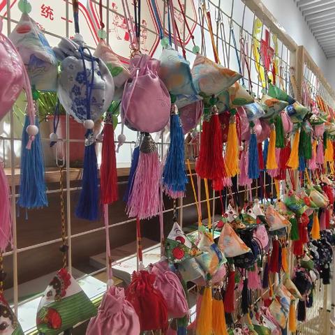 端午送安康 温情粽相伴——西北政法大学社区开展端午制香囊活动
