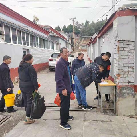 清明节期间，村委组织人员在主要进山路口对上坟祭祖人员宣传文明祭祀，切实做好护林防火工作。