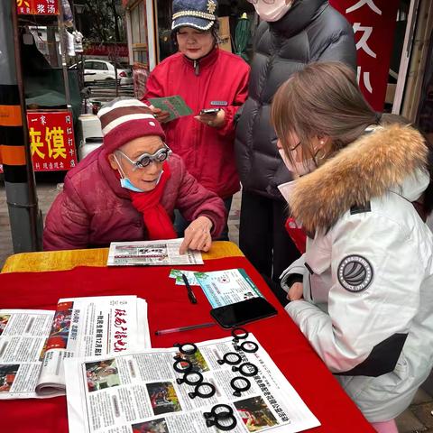 暖心公益行 明亮眼“视”界——钟楼社区党委开展公益配老花镜活动