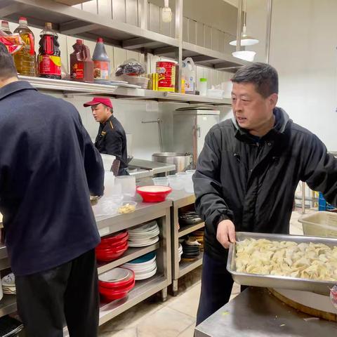 政协委员进社区 暖冬饺子送关怀