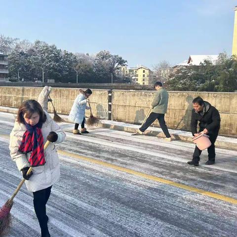 冬雪是景，除雪是情！——广场社区志愿除雪风采