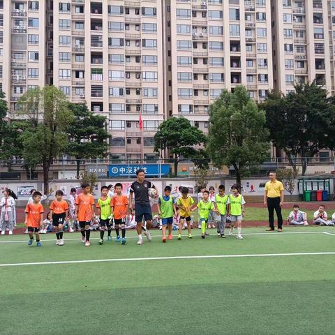 驰骋绿茵场  追逐足球梦 ——梅江区鸿都小学“校长杯”校园足球比赛纪实