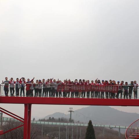 春天适合开花，我们适合开心