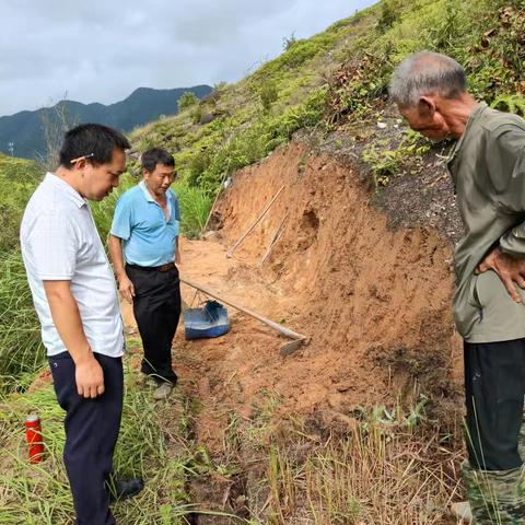 【银坑镇岩前村新时代文明实践站】为民办实事—清淤除杂