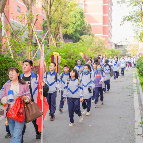 “学雷锋，见行动”——莘莘学子手牵手（虎山特校的难忘回忆）