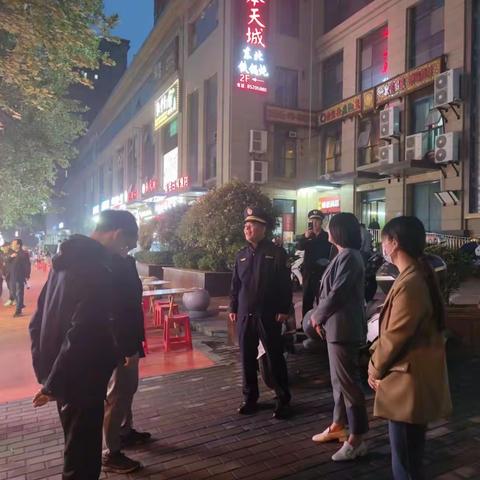 长安路街道综网中心主任杜亚莉带队检查唐集夜市摊群点油烟治理工作