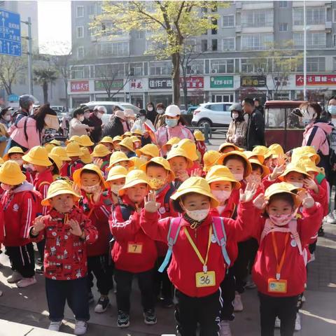 新安幼儿园小二班春季游学活动—把春天装进瓶子里