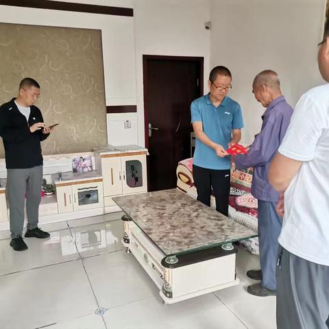 “七一”慰问暖人心 关怀老党员显真情