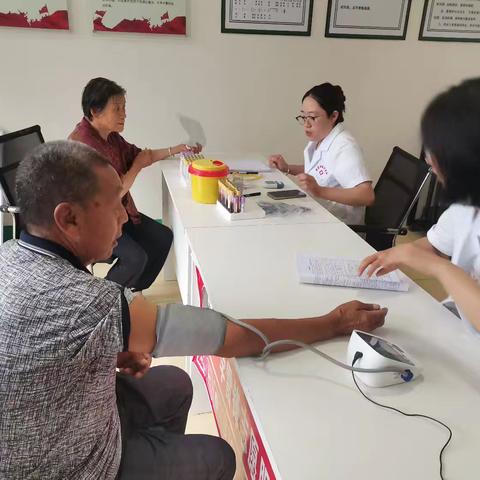 网格员暖心护航，助力村民健康体检