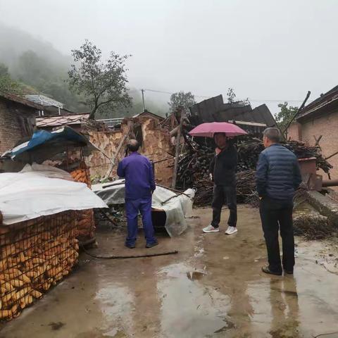 雨中坚守：网格员与包村干部的危房排查纪实