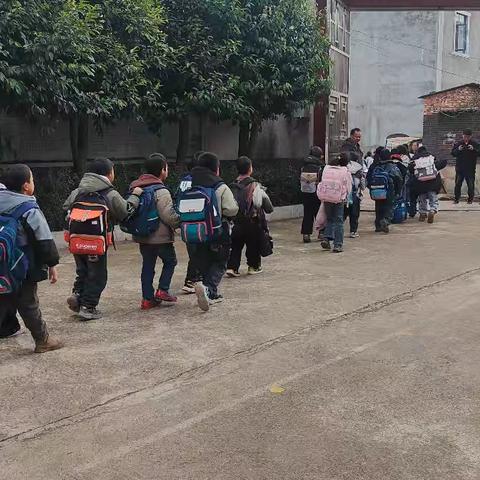 黎家坝完小下午放 学后的"安全风景线" ——师生有序离校的智慧管理