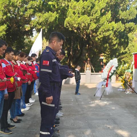 万年红十字救援队开展清明祭扫革命烈士墓活动