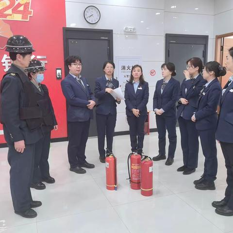 石油花园支行组织开展节前消防安全演练