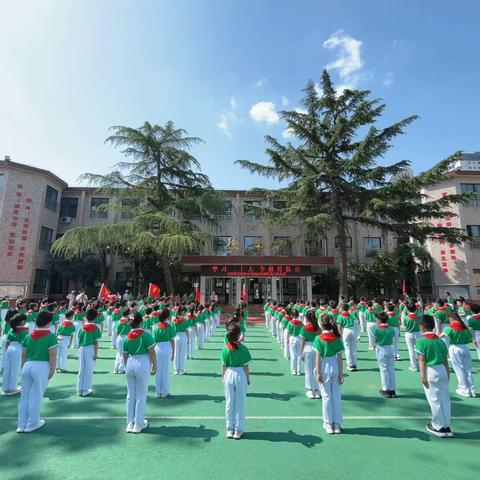 学习二十大 争做好队员——开封市马市街小学2023年新队员入队仪式