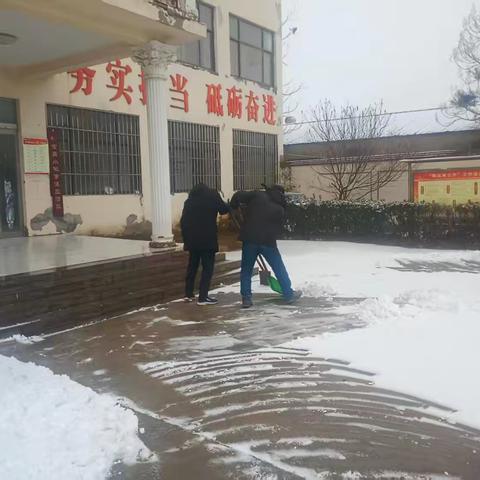 清扫积雪净村居 铲雪除冰保出行