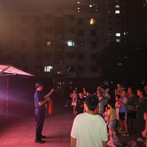 丛台大队宣传车走进小区开展夜间“错时制”学习电动自行车警示教育宣传活动