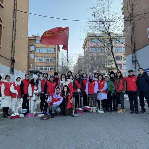 雷锋精神耀社区 志愿同行筑新篇 ----抚远市第二小学教师志愿者进入社区净化环境