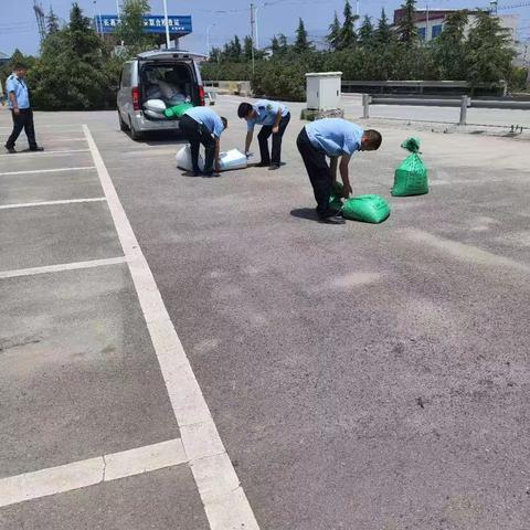 超限站里晒小麦   暖心服务助“三夏”