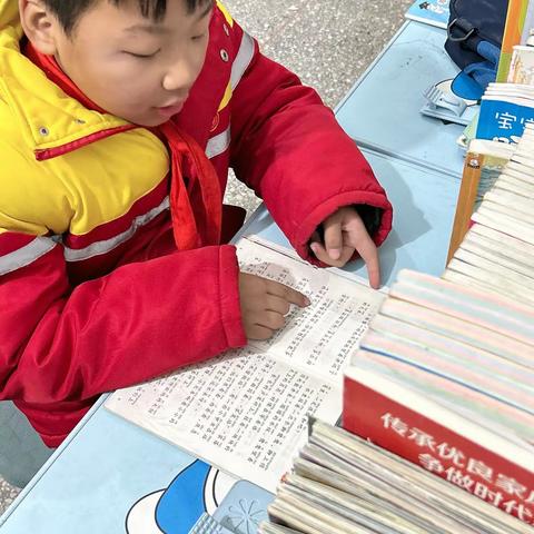 书香浸润童年，阅读点亮人生——马头镇中心小学“书香家庭”事迹展播（二年级一班夏诗童）
