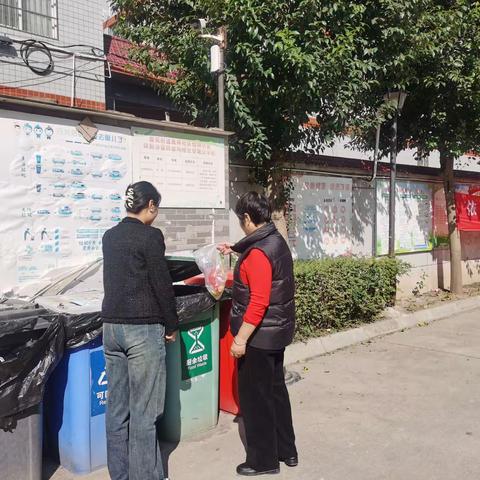 鹿苑街道鹿祥社区：社区里的桶边引导员