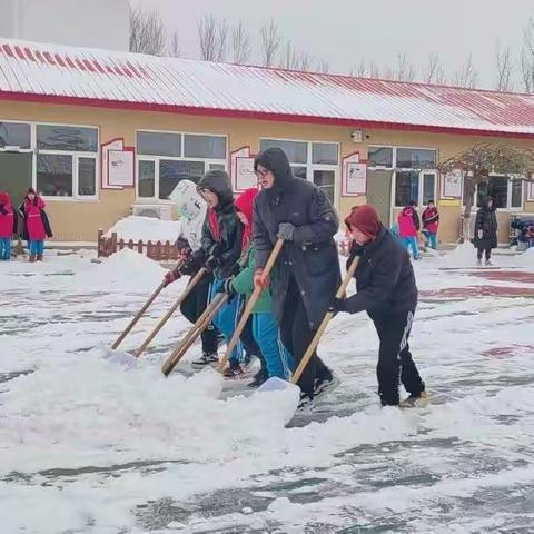 初雪降临寒意浓  扫雪铲冰保畅通——王安房小学扫雪进行时