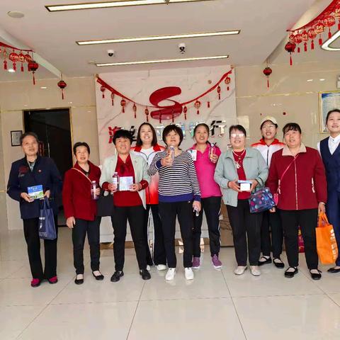 秉感恩之心 致寸草春晖—代东社区开展母亲节志愿服务活动