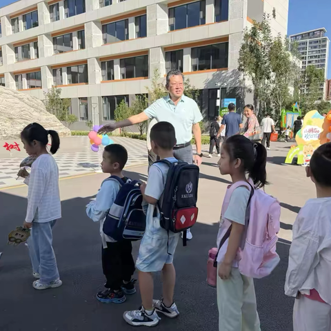 逐光启航 遇见美好——红旗大街小学一年级新生报到活动