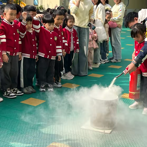 以“演”筑防  护“幼”成长——希语树创意幼儿园消防疏散应急演练