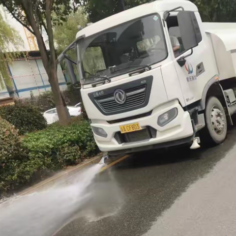 【航天基地城市管理和综合执法局】积极应对大风天气、 清扫落叶、冲洗路面