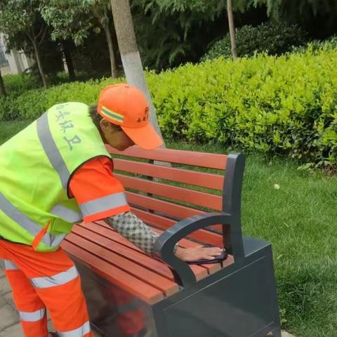 持续冲洗路面，确保路面无扬尘污染