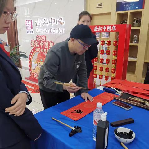 工农街道金河社区联合浦发银行开展“墨香小年韵 联笔绘新春”主题写春联活动