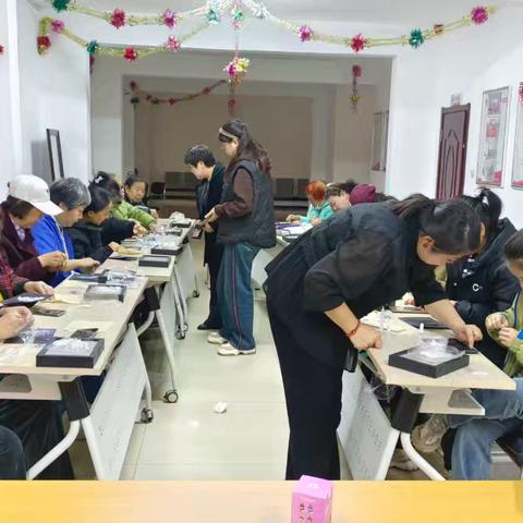 工农街道金河社区开展 “妙笔绘蝶，框藏心语” 水晶蝴蝶相框手工制作活动