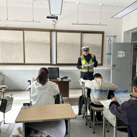 交警护航新学期，平安课堂伴成长——大磁窑小学开学第一课纪实