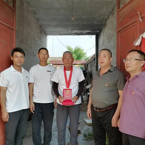 [新时代文明实践 铜山在行动]传承红色血脉 赓续在党荣光一一马坡村入户发放“光荣在党50年”纪念章