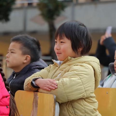 棉衣寄深情 爱心助成长