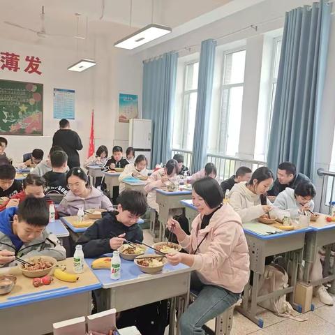 家校同心，共护“食”光——藏龙中学家委陪餐活动
