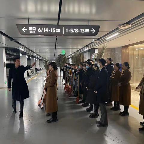 全员参与齐动手，扫雪除冰暖人心-自然界河山物业服务中心扫雪行动