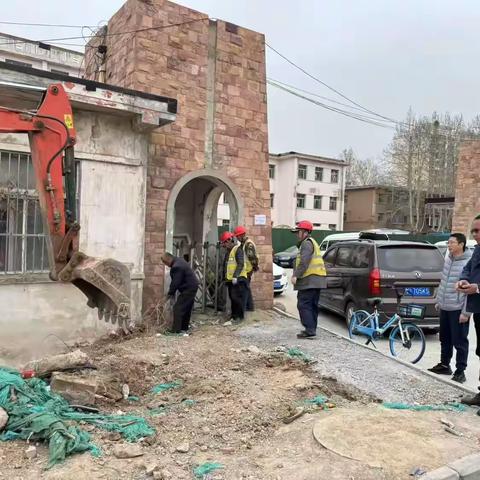 背街小巷焕新颜，绿化卫生展新篇 ——桃园南社区联合办事处城乡建设服务中心清理辖区绿化带