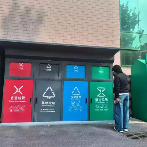 桶边督导暖人心，垃圾分类入人心​