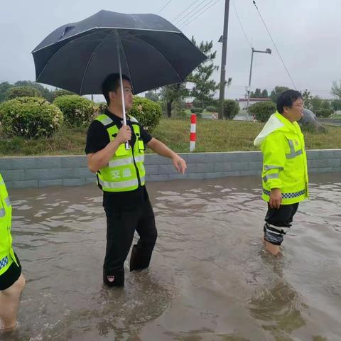 雨中巡查排隐患    防汛抢险保畅通