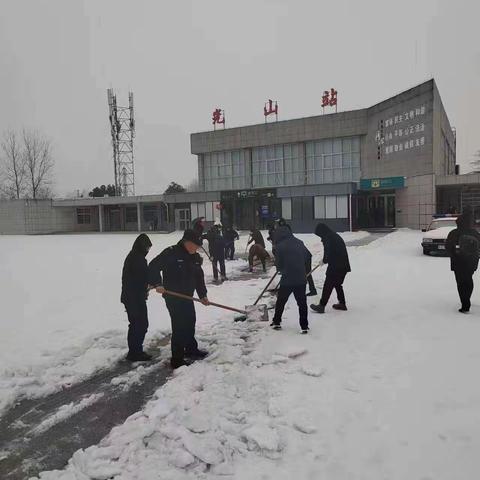 火车站管委会：铲雪除冰  为爱护航