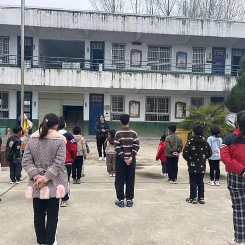 蚁蜂镇彭楼小学清明节安全教育活动简报