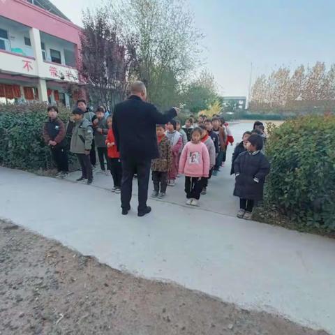 做文明小学生———林楼小学第十三周升旗仪式