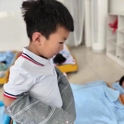 新军屯中心幼儿园中班教育随笔  ——困难面前不哭泣